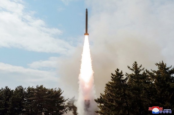 朝鲜3月3日公开的多管火箭炮试射照片。照片来自朝中社官网截图
