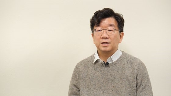 首尔大学媒体信息系教授李俊焕。李教授大学时学习设计专业，后取得计算机科学博士学位，对艺术和科技领域都有研究，是一位达芬奇式的专家。【中央照片库】