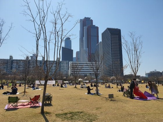 4月5日下午在汝矣岛汉江公园，市民们坐在野餐垫上享受春季风景。李厚渊 记者