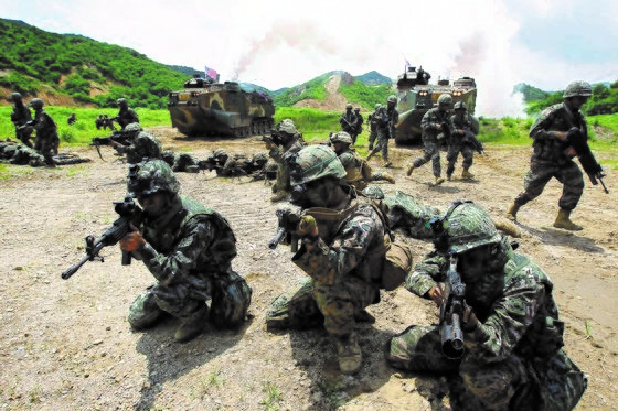 韩美海兵陆战队正举行联合空地战斗演习。【中央照片库】