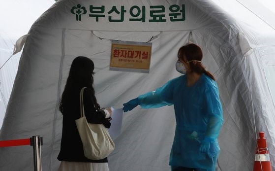 4月20日上午，市民正进入釜山医疗院筛查诊疗所接受检测。宋奉根 记者 