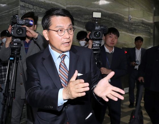 图为4月22日下午，韩国国会外交统一委员会委员长、无党派议员尹相炫在举行外交统一委员会座谈会之前回答记者们的提问。林贤东 记者
