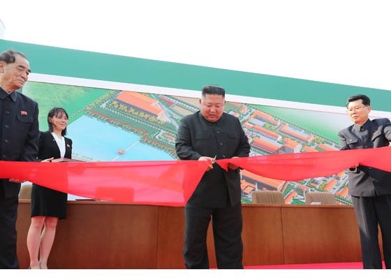 图为朝鲜国务委员长金正恩于五一劳动节当天出席顺天磷肥厂竣工仪式并为活动剪彩。图片来源：朝鲜劳动新闻