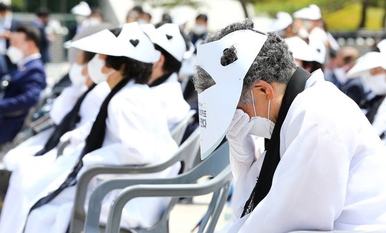 图为5月17日上午，5·18民主化运动40周年纪念日前一天在光州北区望月洞国家5·18民主陵园举行的追思祭典上，遗属们正在流泪追思逝去的亲人。自由撰稿人 张正弼 