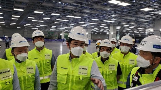 图为李在镕副董事长在视察三星电子位于中国陕西省的西安半导体工厂。【照片由三星电子提供】