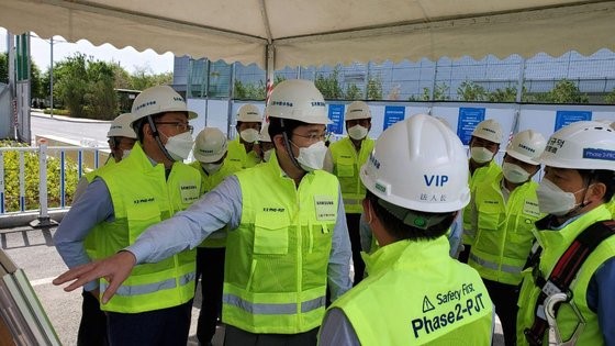 图为李在镕副董事长在视察三星电子位于中国陕西省的西安半导体工厂。【照片由三星电子提供】