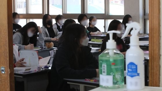 图为5月20日上午，韩国高三学生返校复课第一天，学生们正在教室里认真听讲。【宋奉根 记者】