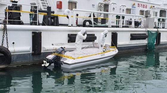 图为5月25日，海警调查队在泰安海警专用码头正对一艘偷渡进入泰安的船只进行调查。【申振浩 记者】