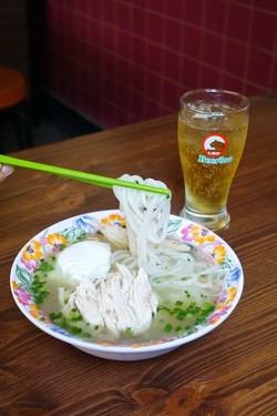 图为老挝米粉“Khao Piak”。老挝式米粉口感劲道，配上冰啤酒堪称绝配。