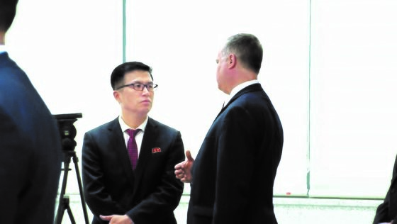 2019年6月板门店朝美首脑会谈时，朝鲜外务省美国局局长权正根与时任美国国务院对朝政策特别代表的斯蒂芬·比根谈话。【中央照片库】