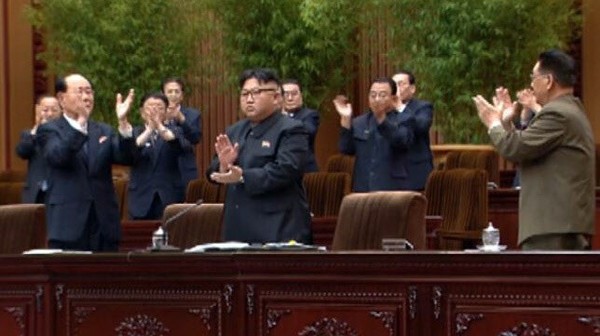 图为2016年6月29日金正恩在最高人民会议上被推举为朝鲜劳动党国务委员长后全体鼓掌。【照片来源：中央图片库】