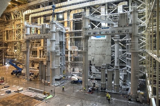 韩国国家核聚变研究所6月29日表示，韩国为ITER(国际热核聚变实验堆)建造的组装设备成品“扇区吊装设备”和“CS磁石吊装支架”在完成建造和测试后，已经在前一天发往法国。照片中的是扇区附属组装设备。【照片来自国家核聚变研究所】