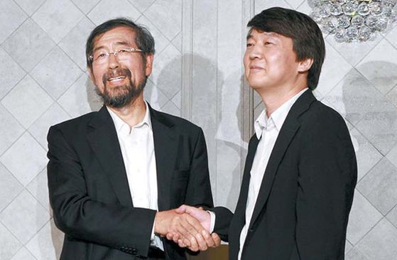2011年的补缺选举中，得益于首尔大学教授安哲秀的让步，朴元淳顺利当选首尔市长。图为当年9月6日，在世宗文化会馆宣布不退出竞选的安教授(右)与朴市长正在握手。【中央照片库】