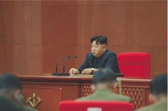 图为2015年8月28日朝鲜金正恩国务委员长召开劳动党中央军事委员会扩大会议 。【照片来源：劳动新闻】