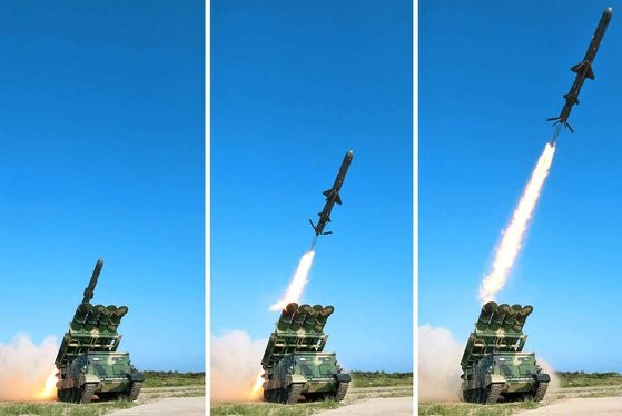2017年朝鲜试射的新型地对舰巡航导弹。照片中正使用履带式发射车发射巡航导弹。【中央照片库】