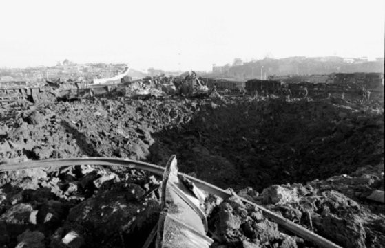 图为二里站爆炸事故现在。1977年11月11日晚9点20分，一辆货车停在韩国全北二里站，其装载的22吨炸药和火药发生爆炸，导致56人死亡、1300余人受伤、9500余栋建筑受到破坏，货车停靠的4号站台附近被炸出一个直径30米、深20多米的大坑。【中央图库】