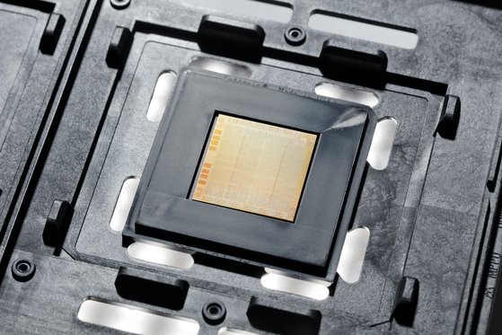 IBM的“Power10”CPU芯片利用三星电子最先进的7纳米工艺制作，性能和能耗都有大幅提升。【照片来自IBM官网】