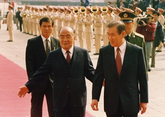 图为1992年9月27日，卢泰愚总统抵达中国，受到中国国家主席杨尚昆的欢迎。【中央照片库】 