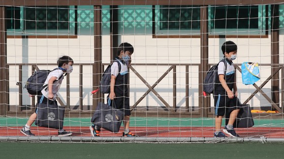 图为从8月24日起刚刚开始返校开学的釜山某小学1、2年级学生在保持距离的同时进入学校。宋奉根 记者