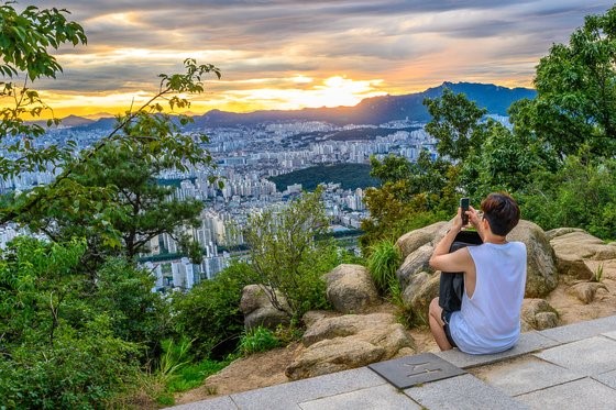 从龙马山最高峰龙马峰上俯瞰首尔市中心风景。【照片由首尔旅游基金会提供】