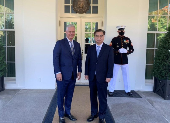 韩国家安保室长徐熏10月14日(当地时间)访问美国白宫，与美国白宫国家安全顾问罗伯特·奥布莱恩进行会谈。【照片来源：白宫NSC推特截图】