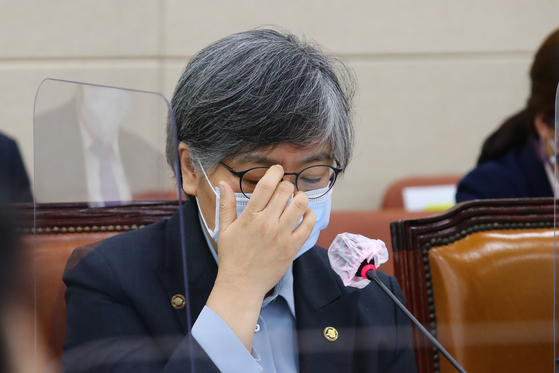 图为10月22日上午在国会举行保健福祉委员会综合监察中郑银敬正在扶眼镜。 吴宗铎 记者