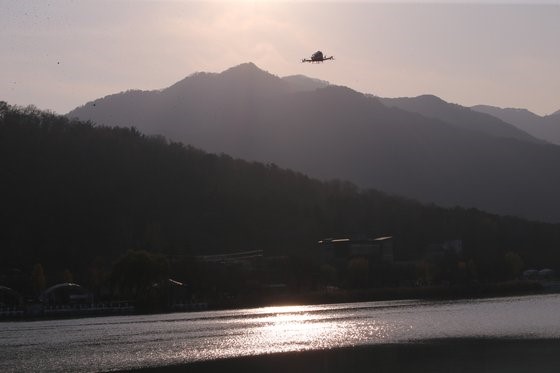 图为11月16日下午，韩国大邱市和寿城区联合在大邱寿城池附近举行了“无人机出租车”试飞活动。【照片由大邱市提供】