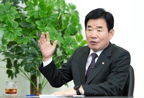 11月12日~14日以韩日议员联盟会长身份访问日本的共同民主党议员金振杓在17日接受《中央日报》独家采访时介绍了此行访问日本的成果。林铉东 记者