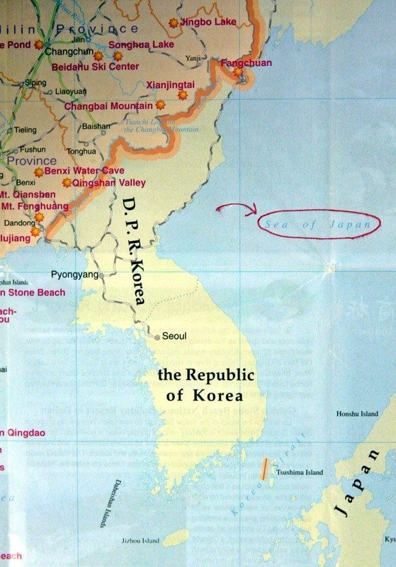 图为2004年发布的 “2008北京奥组委” 宣传资料中把韩半岛东部海域标记为“日本海”。【照片由雅典奥运会摄影记者团提供】