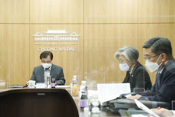 图为青瓦台国家安保室长徐熏11月5日在国家危机管理中心小会议室举行NSC常任委员会会议。【照片来源：青瓦台】