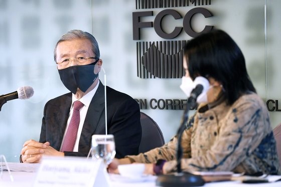 图为11月24日，金钟仁紧急对策委员长在首尔外媒记者俱乐部邀请座谈会上发言。【国会摄影记者团】