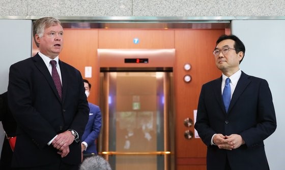 图为韩半岛和平交涉本部长李道勋(右)与美国国务院副国务卿兼对朝政策特别代表比根8日上午在首尔外交部大楼举行会谈后，两人正在举行联合记者会。【照片联合记者团】