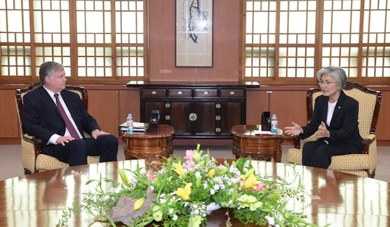 图为今年7月，美国国务院副国务卿兼对朝政策特别代表斯蒂芬·比根(左)在首尔外交部大楼会见了韩国外交部长康京和。【图片来自联合记者团】