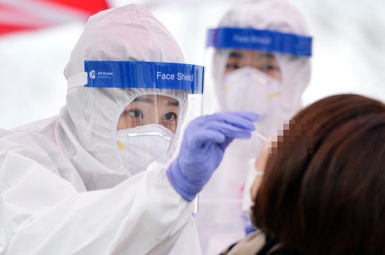 图为12月10日，在韩国大田儒城区厅临时设立的新冠病毒筛选诊所，医疗人员正迅速对650多名公务员进行检测。【自由撰稿人 金成太】