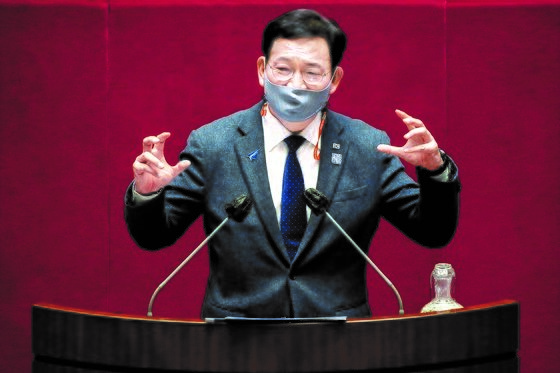 图为12月14日，韩国共同民主党议员宋永吉在国会大会上围绕《韩朝关系发展法》部分修正案(又称“对朝传单禁止法”)进行阻挠议事。【吴宗铎 记者】