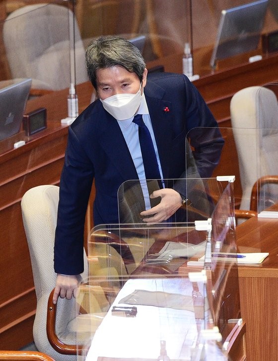 图为12月14日，韩国统一部部长李仁荣出席国会大会围绕“对朝传单禁止法”修正案的阻挠议事。【吴宗铎 记者】
