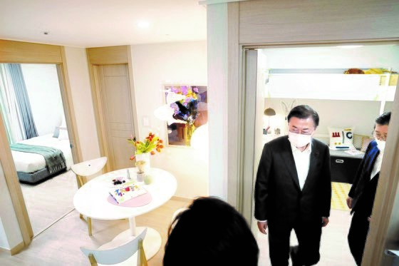 图为12月11日，文在寅总统和提名的新任国土交通部长卞彰钦一起在京畿道东滩2号新城走访视察当地的“幸福住宅”。【金成龙 记者】