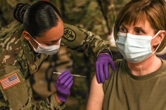 图为12月15日，在美国德克萨斯胡德堡美军基地，美国士兵正在接种新冠肺炎疫苗。【照片由美国陆军提供】