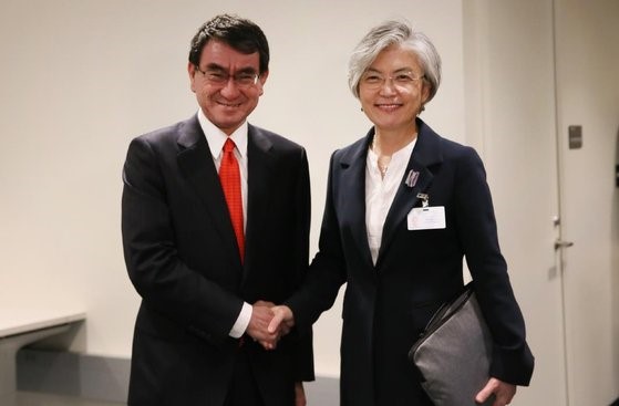 图为2018年9月，韩国外交部长康京和与日本外相河野太郎在纽约举行会谈前愉快握手。【照片由韩国外交部提供】