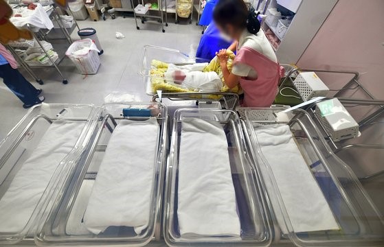 截至去年年末，韩国人口总数为5182.9023万，比一年前减少2万多人，这是历史上韩国登记人口总数第一次出现减少。照片中为1月4日京畿道水原市某医院的新生儿看护室。【照片来源：NEWSIS】