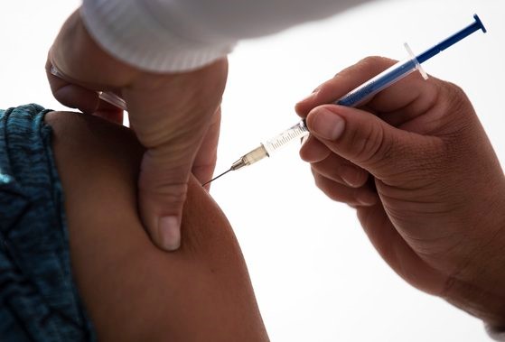 图为去年12月30日墨西哥城的一位医护人员正在注射辉瑞新冠疫苗。【照片来源：美联社=韩联社】