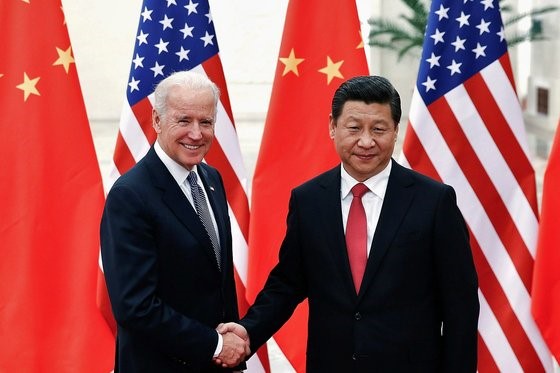 图为2013年，时任美国副总统的拜登访华，正与中国国家主席习近平握手。路透社=韩联社