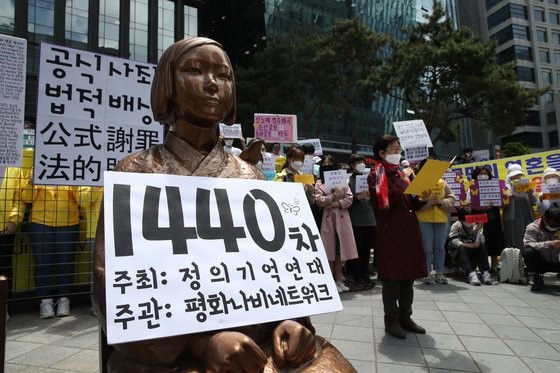 图为去年5月在首尔钟路区日本大使馆旧址前，人们举行了第1440次敦促解决日军“慰安妇”问题的周三集会。【禹尚祖(音) 记者】
