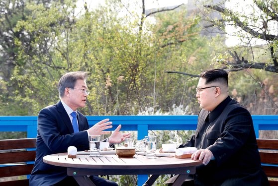 图为2018年4月27日下午，文在寅总统与朝鲜国务委员长金正恩正在板门店步行桥上进行对话。据推测，文在寅总统在谈话中可能给金正恩描绘了一个非常美好的前景。【照片来源：韩联社】