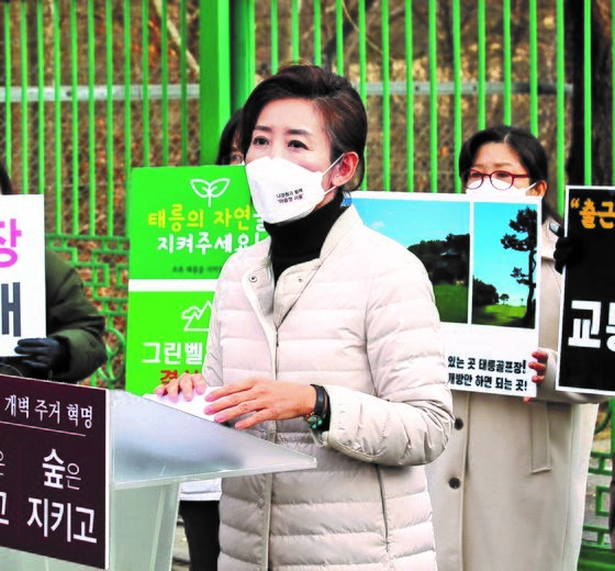 首尔市长预备竞选人、前国民之力党议员罗卿瑗1月31日在首尔芦原区泰陵高尔夫球场入口处发布东北圈发展承诺。【吴宗铎 记者】