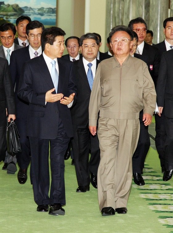 2007年韩朝首脑会谈的第二天上午在百花园迎宾馆举行了韩朝首脑会谈。图为会谈结束后，金正日国防委员长和卢武铉前总统边聊天边走出来。【平壤=青瓦台摄影记者团】