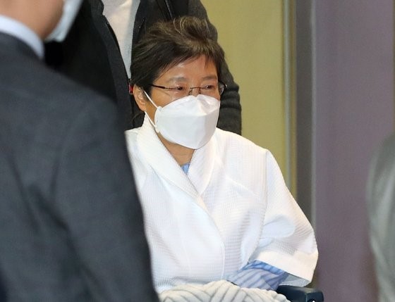 不久前韩国前总统朴槿惠因与新冠确诊人员有过密切接触而进入医院进行隔离。2月9日下午，她从首尔瑞草区首尔圣母医院出院。【照片来源：韩联社】