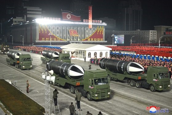 图为1月14日，在朝鲜平壤金日成广场举行的劳动党第八次代表大会纪念阅兵式上亮相的“北极星-5”型潜射弹道导弹(SLBM)。【照片来源：朝中社】