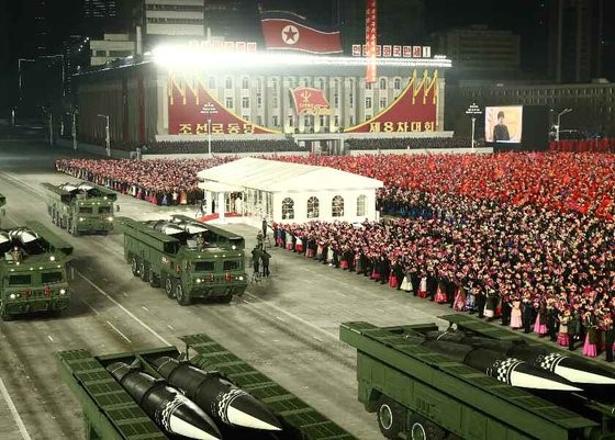 朝鲜1月14日在平壤举行纪念劳动党八大顺利召开的阅兵仪式，公开了新型短程导弹。【照片来源：劳动新闻】