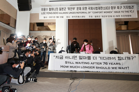 日军慰安妇受害者李容洙老奶奶16日进入在首尔新闻中心举行的“敦促将日军慰安妇问题提交联合国国际法院记者会”。 【记者 张真英】